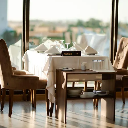 Grand & Convention Center Hotell